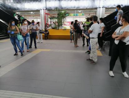 En Bucaramanga, por su parte, algunos usuarios del Metrolínea también denunciaron que hay aglomeraciones en el servicio.