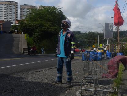 Manuel Vargas lleva mas de 20 años en el oficio del reciclaje, ahora en tiempos de covid 19 sale a hacer el recorrido con su carro de reciclaje y una bandera roja, buscando tambien alguna ayuda de alimentos.