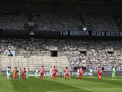 Los hinchas de cartón en el partido entre Borussia Moenchengladbach v Bayer 04 Leverkusen.