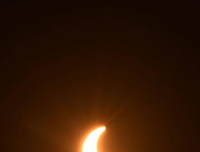 El fenómeno en su punto máximo deja visible un anillo alrededor del Sol, denominado ‘círculo de fuego’.