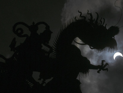 Una espectacular imagen del eclipse, adornada con a la figura de un dragón que sobresale de un templo en Taiwan.