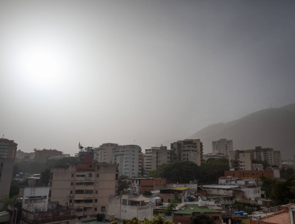 Partículas de polvo son vistas este domingo en Caracas (Venezuela). Varios países de la región caribeña se han visto afectados este domingo por una enorme nube de polvo del desierto del Sahara, lo que ha provocado que las autoridades adviertan a las poblaciones de los riesgos, en especial a las personas con problemas respiratorios.