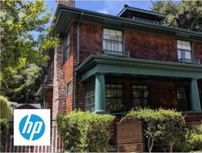 Hewlett- Packard (HP)

En 1939, David Packard y su socio William Hewlett, dos ingenieros de la Universidad de Stanford, unieron esfuerzos para crear un oscilador de audio. Un aparato que posteriormente vendieron a Walt Disney Pictures para sonorizar sus películas. 

La compañía, que pasó a llamarse Hewlett- Packard (HP), fue fundada en el garaje de la casa de Packard, ubicada en la ciudad de Palo Alto, California (Estados Unidos). Con los años se convirtió en una de las mayores empresas de tecnología del mundo y es considerada pionera en su campo. 

Tras haber sido nombrado como un ‘edificio histórico’ por el gobierno de california en 1989, la propiedad fue comprada por HP en el 2000 con el objetivo de preservar el momento más importante de la historia de la compañía.