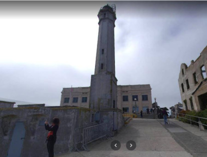 Prisión de Alcatraz, California 
El centro penitenciario fue cerrado desde 1963 y se encuentra ubicado en la Isla de Alcatraz, California. Al estar sobre las aguas del océano pacífico se convirtió en una prisión a prueba de fugas. Aquellos que intentaron escapar, en su mayoría terminaron ahogados. 

Finalmente,  la prisión dejó de funcionar por el alto costo que implicaba sostenerla. Sin duda, esta es la cárcel más reconocida de la lista, en este centro se construyó el primer faro de la costa del Pacífico. Actualmente se ha convertido en una atracción turística.