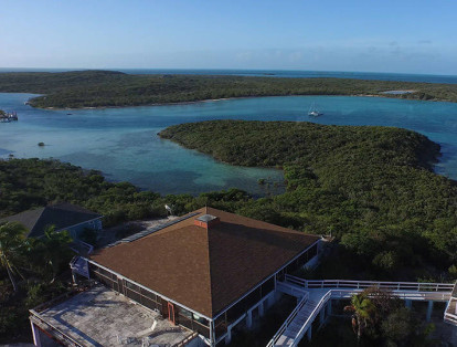 Darby Island. Otra de las zonas paradisiacas de la zona de Bahamas. Tiene alrededor de 224 hectáreas. Darby es también conocida como ‘el corazón’ de los Cayos de Exuma, una cadena compuesta de 360 islas –casi todas turísticas–. Destacan sus playas de arena blanca. Esta isla podría tener un costo aproximado de 37 millones de euros (más de 1.5 mil millones de pesos).