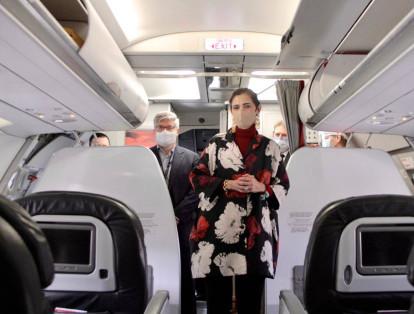 En el aeropuerto El Dorado de Bogotá, la ministra de Transporte, Ángela María Orozco, les recalcó a los pasajeros la gran responsabilidad individual del autocuidado en todo momento. La acompaña el director de la Aerocivil, Juan Carlos Salazar.