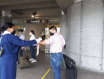 En el aeropuerto Alfonso Bonilla Aragón, de Palmira, y que sirve las operaciones de Cali, los pasajeros madrugaron a viajar. Hubo controles a la entrada de la terminal.