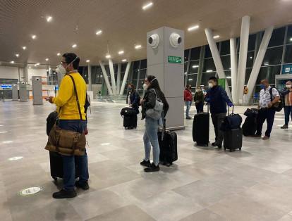 En el aeropuerto Matecaña, de Pereira, recién remodelado, los viajeros también madrugaron. Se observa las medidas adoptadas bajo los protocolos.