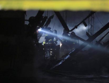 En el interior de la fábrica las unidades de bomberos que atendieron la conflagración encontraron tres cilindros de gas comprometidos en la emergencia.