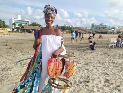 Esta joven cartagenera regresó a vender sus turbantes y pañoletas a la playa después de 6 meses de confinamiento.