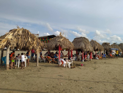 Pese a que Distrito habilitó Playa Azul como única zona biosegura, turistas llenaron La Boquilla.
