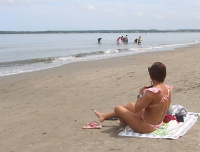 Cientos de familias se tomaron las playas del corregimiento de La Boquilla, en el norte de Cartagena, pese a que sólo estaba autorizada Playa Azul como única zona biosegura.