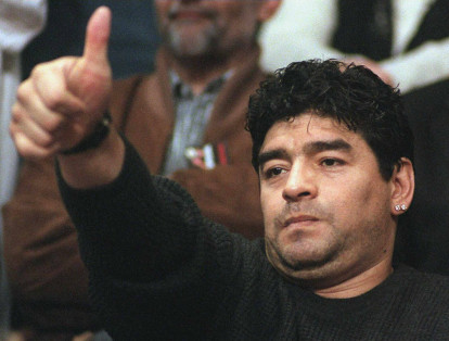 El primer escándalo que tuvo por drogas se dio en marzo de 1991, tras un partido contra el Bari (Italia), en el que Maradona dio positivo en un control antidopaje por consumo de cocaína. Esto le costó una sanción de la Federación de Italia, que lo alejó de los estadios durante quince meses.