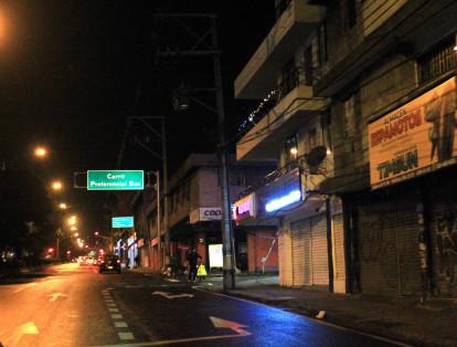 Trascurridas las 8 de la noche, en la mayoría de las calles de la ciudad, la tranquilidad y el silencio, se apoderaron del resto de 24 de diciembre en medio de una pandemia.
