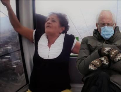 En el metro de Medellín, acompañando a 'Doña Gloria' en el viral video que se dio a conocer años atrás.