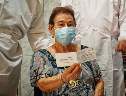 En Barranquilla la inmunización inició este miércoles. Belarmina del Carmen Meneses y Carlos Gutiérrez, ambos de 87 años, fueron los primeros adultos mayores vacunados de la ciudad.