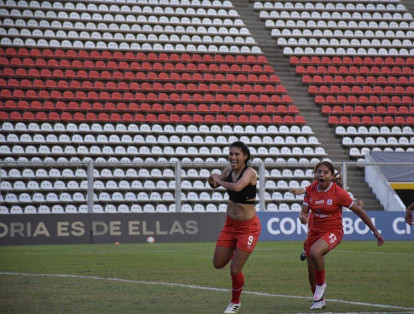 Joemar Guarecuco, atacante escarlata, y atrás, Gabriela Rodríguez (13) y Manuela González (11).