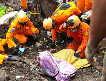 De acuerdo con  ‘EFE’, en Indonesia 86 personas han muerto, mientras que 71 permanecen desaparecidas. El medio local ‘Detik’ aseguró que los equipos de rescate están todavía trabajando en el terreno y continúan la búsqueda de cadáveres.