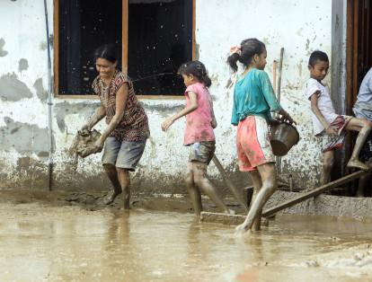Por su parte, la televisión pública de Timor Oriental, un país de tan solo 1,3 millones de habitantes, informó que al menos 27 personas han muerto. En Dili, la capital, que se encuentra parcialmente inundada, se han registrado 13 fallecidos, seis de ellos niños.