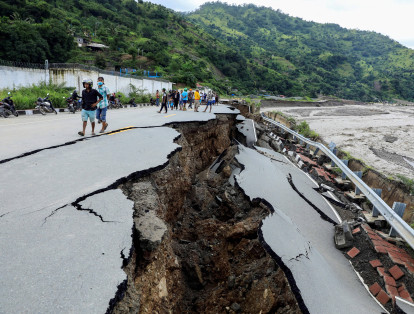 En la isla de Lembata, el acceso por carretera quedó cortado, lo que obligó a las autoridades a desplegar maquinaria para reabrir las vías. Parte de algunas aldeas de las alturas fueron arrastradas hacia la costa en los deslizamientos de tierra.