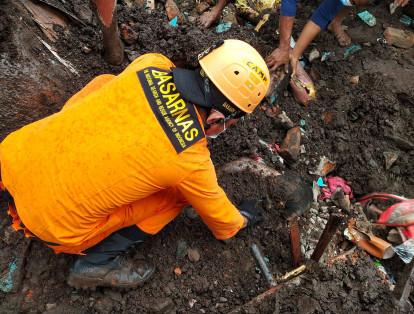 Según ‘EFE’, Indonesia ha sufrido 1.030 desastres naturales en 2021, incluyendo terremotos, inundaciones, aludes de tierra, incendios y tornados, que han causado 282 muertes hasta el momento, sin contar las últimas inundaciones.