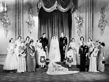 En esta foto de archivo tomada el 20 de noviembre de 1947, miembros de la familia real británica e invitados posan alrededor de la princesa Isabel (futura reina Isabel II).