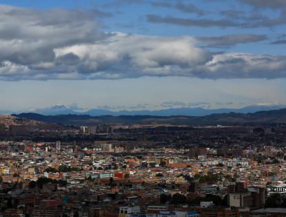 Los nevados que logró divisar son los nevados del Ruiz y del Tolima. Aunque es posible divisarlos desde Bogotá, se requieren condiciones óptimas.