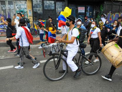 En el caso de Bogotá, se han visto a los colectivos ciclistas participar en la protesta social con distintas actividades culturales y artísticas.