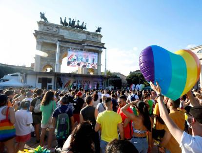 En Milan (Italia), cientos de personas se reunieron este sábado 26 de junio para reivindicar los derechos de la comunidad LGBTIQ.