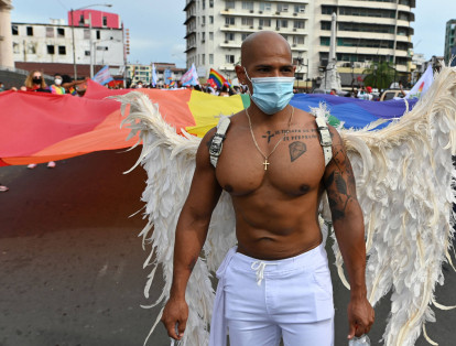 Un hombre participa de la Marcha del Orgullo en Ciudad de Panamá (Panamá), exigiendo respeto por sus derechos e identidad sexual.