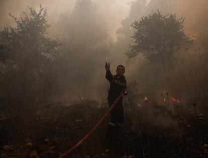 Un bombero combate un incendio en Stamata, al noreste de Atenas (Grecia), el pasado martes.