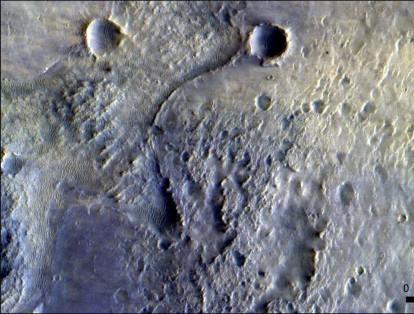 La ESA-Roscosmos Trace Gas Orbiter ha detectado el rover Mars 2020 Perseverance de la NASA, junto con su paracaídas y caparazón trasero, escudo térmico y etapa de descenso, en la región del cráter Jezero de Marte. Las imágenes fueron capturadas con la cámara CaSSIS del orbitador el 23 de febrero de 2021. Los componentes se ven como píxeles oscuros o brillantes.
