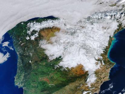 Las intensas nevadas que azotaron España fueron registradas por el satélite Copernicus Sentinel-3. Esta imagen satelital, capturada el 12 de enero a las 11:40 CET, mostraba cómo parte del país enfrentaba condiciones peligrosas luego de la nevada más intensa que ha tenido el país en cinco décadas.