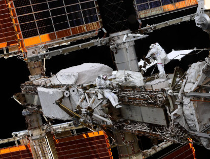 El astronauta de la ESA Thomas Pesquet (izquierda) y el astronauta de Jaxa Aki Hoshide (derecha) realizaron una caminata espacial el domingo 12 de septiembre para preparar otra sección de la Estación Espacial Internacional para la actualización de su panel solar.