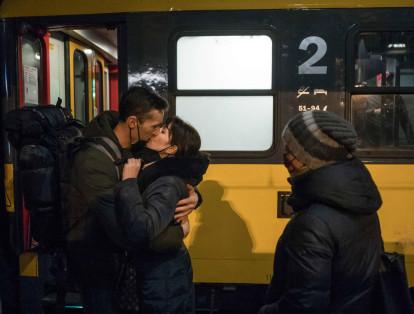 Un joven ucraniano se despide de su novia cuando parte en tren en la estación principal de Praga, República Checa.
Tanto la Unión Europea como Estados Unidos dijeron que aprobarían la protección temporal para todos los refugiados que huyen de la guerra, que para las Naciones Unidas suman más de un millón de personas.