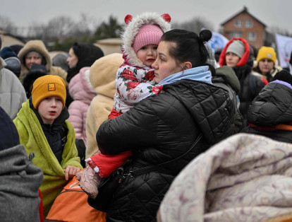 Pese a las bajas temperaturas, refugiados esperan para subir  a un autobús, después de cruzar la frontera de Ucrania con Polonia, en el cruce fronterizo de Medyka.
Más de 1,5 millones de personas han huido de Ucrania desde el comienzo de la invasión rusa. , según los últimos datos de la ONU del 6 de marzo de 2022.