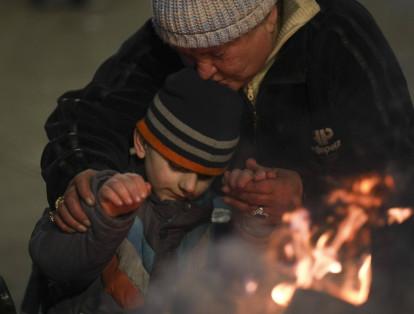 Ciudadanos ucranianos esperan para abandonar el país por vía terrestre en la estación de autobuses de Leupolis, Ucrania. Más de 1,2 millones de refugiados han salido del país en menos de nueve días. se estima que almenos unas 134.000 personas cada 24 horas.