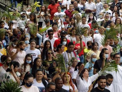 Celebración en vivo del Domingo de Ramos de la iglesia San Martín de Porres en el barrio Santa Cruz de la Comuna 2 de Medellín en la zona nororiental de la ciudad. La conmemoración marca el inicio de la Semana Mayor en el regreso de los feligreses a las procesiones tras dos años de pandemia por el covid-19.