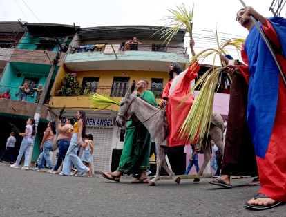 Celebración en vivo del Domingo de Ramos de la iglesia San Martín de Porres en el barrio Santa Cruz de la Comuna 2 de Medellín en la zona nororiental de la ciudad. La conmemoración marca el inicio de la Semana Mayor en el regreso de los feligreses a las procesiones tras dos años de pandemia por el covid-19.