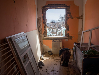 ROZHIVKA (UCRANIA), 05/11/2022.- Fotografía de la ventana de una casa afectada por proyectiles, el 14 de abril de 2022, en Rozhikva (Ucrania). EFE/ Miguel Gutiérrez