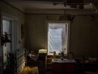 KIEV (UCRANIA), 05/11/2022.- Fotografía de la ventana de una casa afectada por proyectiles, el 6 de mayo de 2022, en Kiev (Ucrania). EFE/ Miguel Gutiérrez