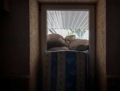 DNIPRO (UCRANIA), 05/11/2022.- Fotografía de la ventana de una casa afectada por proyectiles, el 4 de mayo de 2022, en Dnipro (Ucrania). EFE/ Miguel Gutiérrez