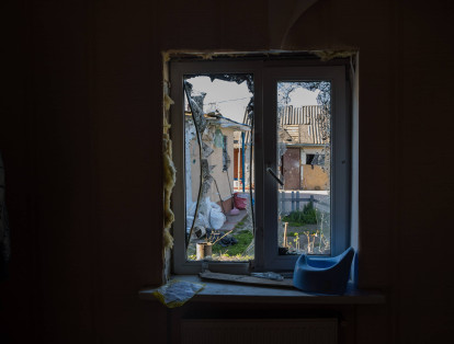 KIEV (UCRANIA), 05/11/2022.- Fotografía de la ventana de una casa afectada por proyectiles, el 6 de mayo de 2022, en Kiev (Ucrania). EFE/ Miguel Gutiérrez