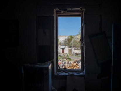 KIEV (UCRANIA), 05/11/2022.- Fotografía de la ventana de una casa afectada por proyectiles, el 17 de abril de 2022, en Kiev (Ucrania). EFE/ Miguel Gutiérrez