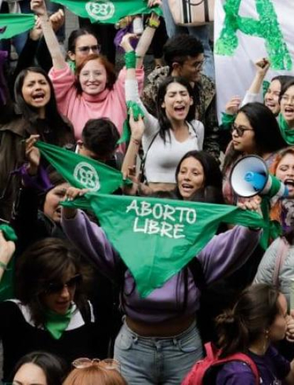 Afuera de de la Corte Constitucional, en el Palacio de Justicia, hubo manifestaciones a favor de la legalización del aborto y en contra de esta práctica.