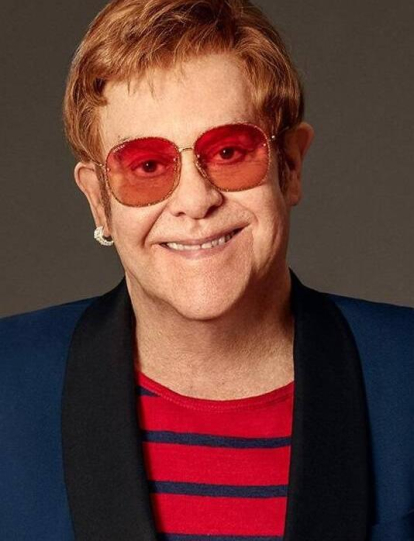 Elton John es un cantante, pianista, compositor y músico de 74 años.