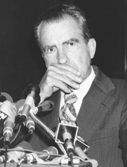 Renuncia del ex presidente de Estados Unidos a raiz del escandalo Watergate.