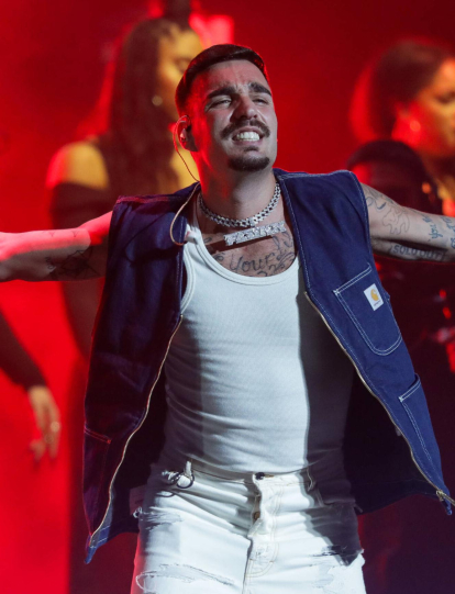 En el movistar arena se presentó Rels B (Skinny Flakk) el artista español que se puso la bandera de Colombia para hacer corear al público sus mejores éxitos.