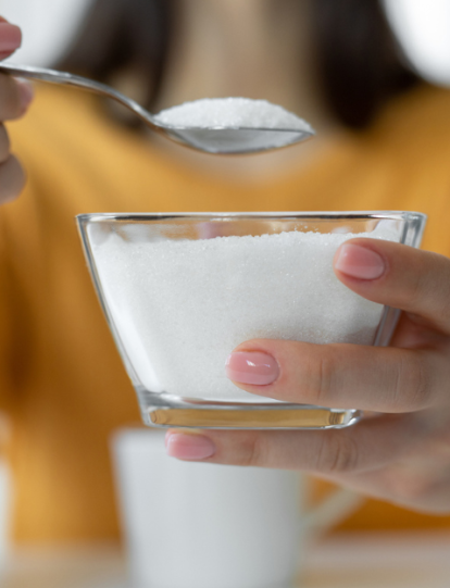 Aún a los 50, reducir el consumo de azúcar puede incrementar hasta 10 años la expectativa de vida 2 La glucosa de la sangre proviene de los alimentos que se consumen y es una de las principales fuentes de energía del organismo.