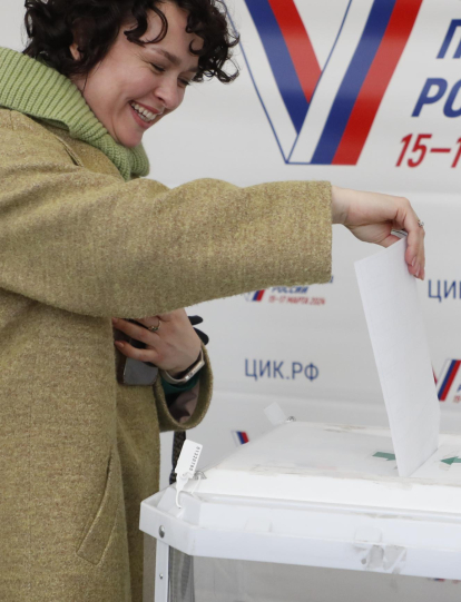 Una mujer rusa deposita su voto durante las elecciones presidenciales en Moscú, Rusia.